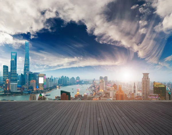 Tomma trä golv med fågel-öga på Shanghai bund Skyline — Stockfoto