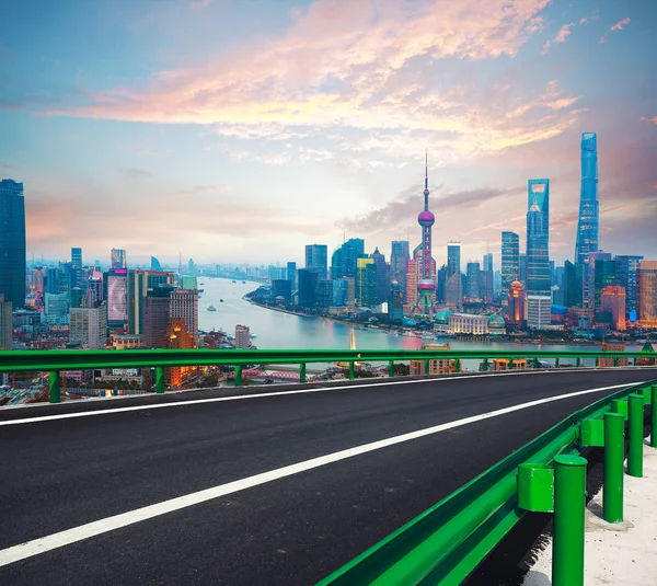 Plancher de route vide avec vue panoramique sur Shanghai bund Skyline — Photo