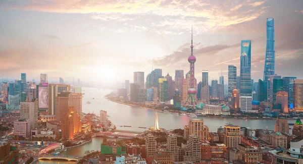 Photographie aérienne à Shanghai bund Skyline du lever du soleil — Photo