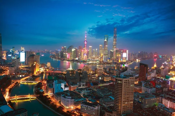 Fotografía aérea en Shanghai bund Skyline de la escena nocturna — Foto de Stock