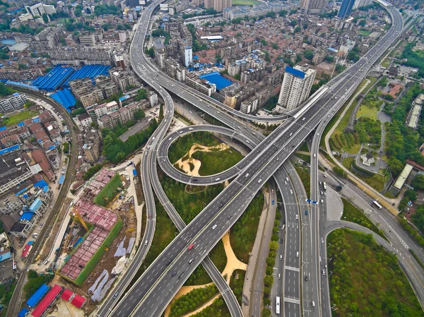Foto aerea bird-eye vista della città viadotto ponte strada lan — Foto Stock