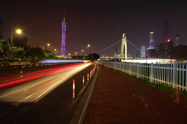 Suelo de camino vacío en la pista de luz del coche de la escena de la noche — Foto de Stock