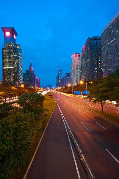 Piso de superfície de estrada vazio com arquitetura de marco da cidade moderna — Fotografia de Stock
