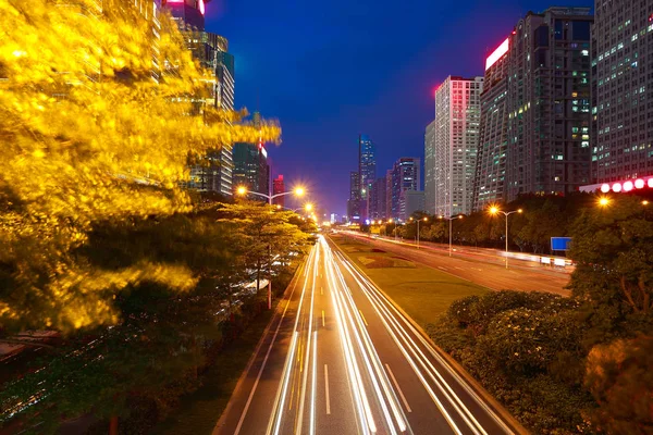 Empty road surface floor with modern city landmark architecture — Stock Photo, Image