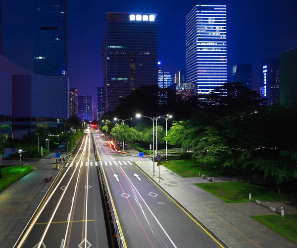 空路表面楼与现代化的城市标志性建筑 — 图库照片