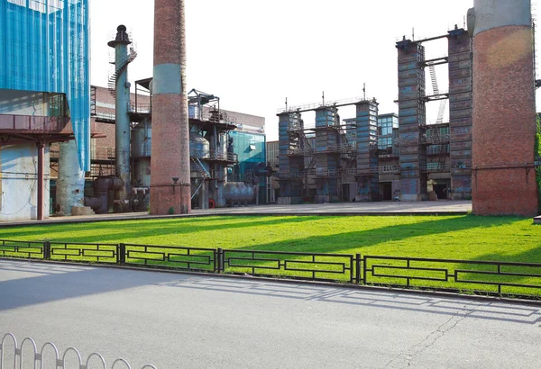 De oppervlakte verdieping lege weg met oude stalen staalfabrieken van pijpleidingen — Stockfoto