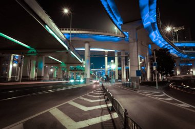 Boş yol kat city ile köprü gecenin yükseltilmiş 