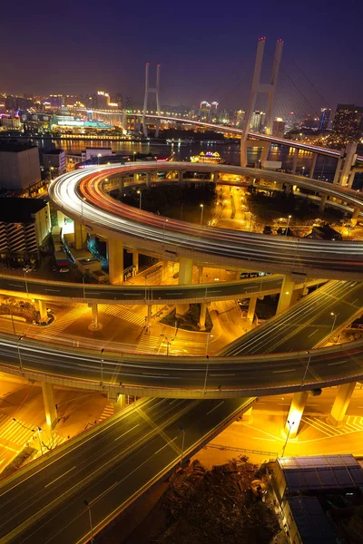 Luftaufnahmen an der nächtlichen Brücke des Shanghai-Viadukts — Stockfoto