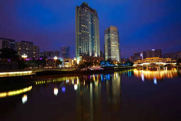 Rzek, z tle nowoczesnej architektury miasta noc — Zdjęcie stockowe