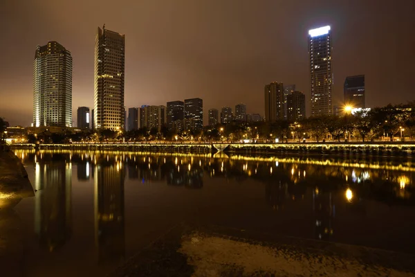 Fiumi con città sfondo architettura moderna Notte — Foto Stock