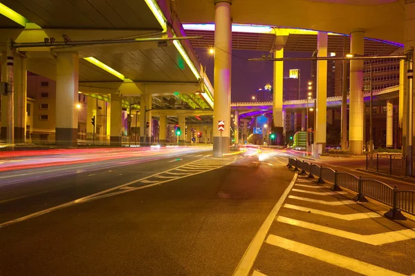 Piano strada vuota con città sopraelevata ponte di notte — Foto Stock