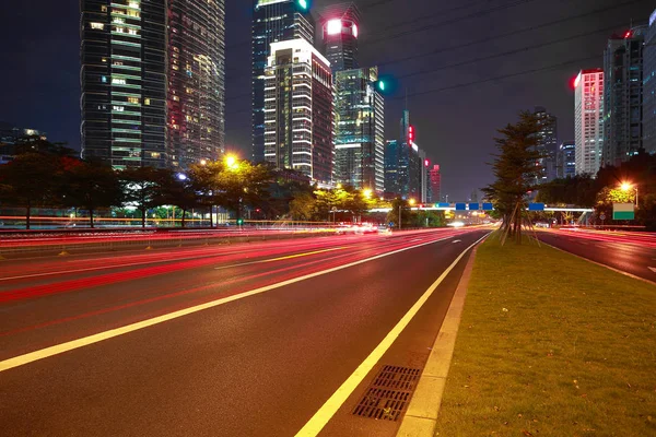 Empty road surface floor with modern city landmark architecture — Stock Photo, Image