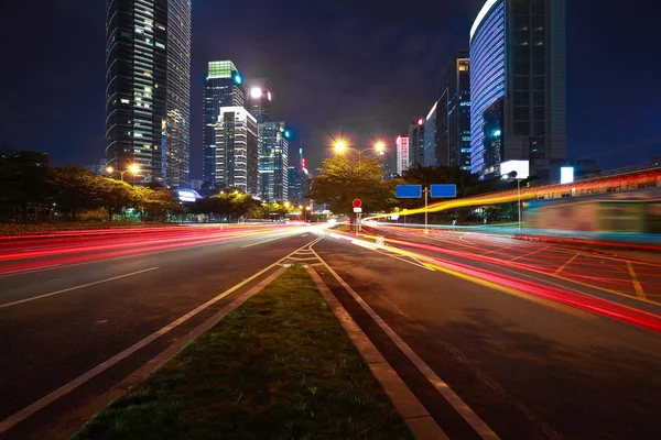 空路表面楼与现代化的城市标志性建筑 — 图库照片