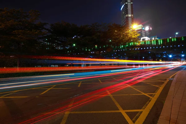 Empty road surface floor with modern city landmark architecture — Stock Photo, Image