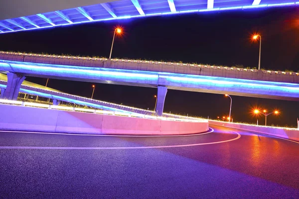 네온 밤의 도시 육교 다리로 빈도 바닥 — 스톡 사진