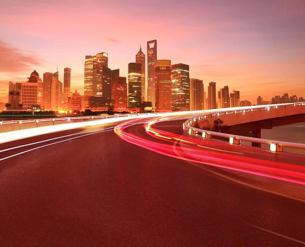 Superficie de la carretera vacía con edificios de la ciudad de Shanghai Lujiazui Dawn —  Fotos de Stock