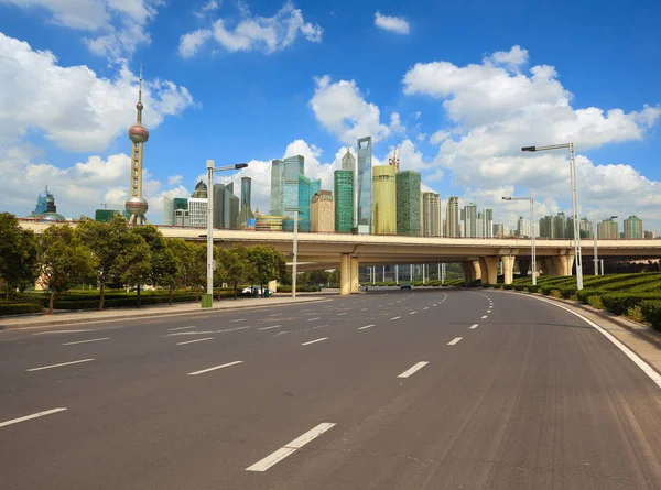 Boş yol yüzeyi ile shanghai bund şehir binaları — Stok fotoğraf