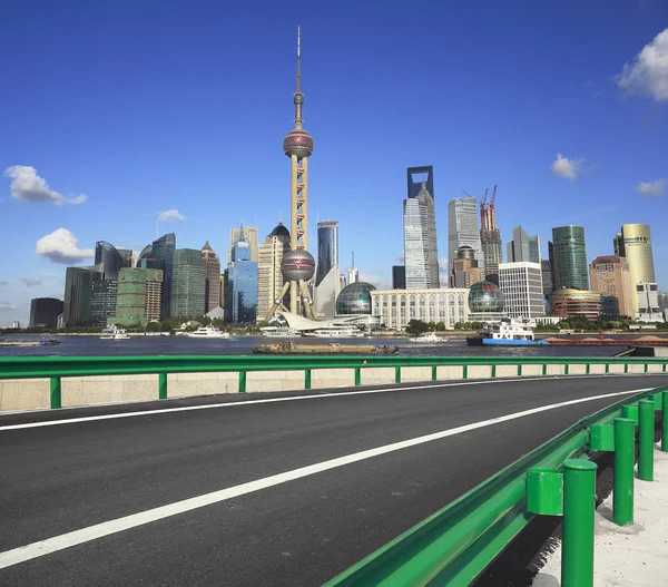 Пустой дорожный покрытие с Шанхай Bund городских зданий — стоковое фото