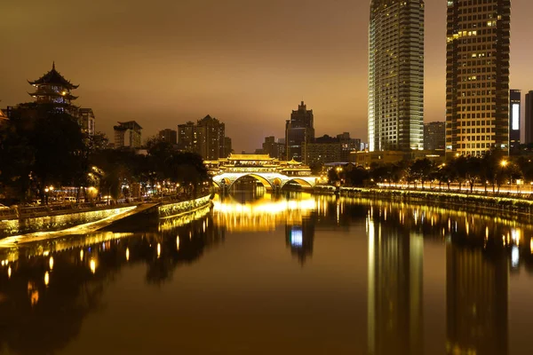Fiumi con città sfondo architettura moderna Notte — Foto Stock