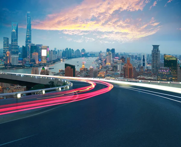 Plancher de route vide avec vue panoramique sur Shanghai bund Skyline — Photo