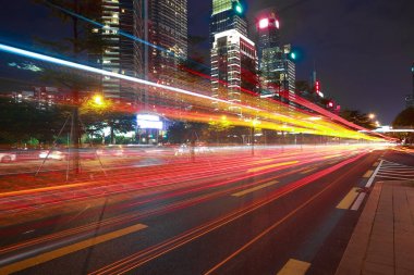 Boş yol yüzey zemin ile modern şehir Simgesel Yapı Mimarlık 