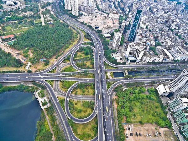 Fotografía aérea vista de pájaro de la ciudad viaducto puente carretera lan — Foto de Stock