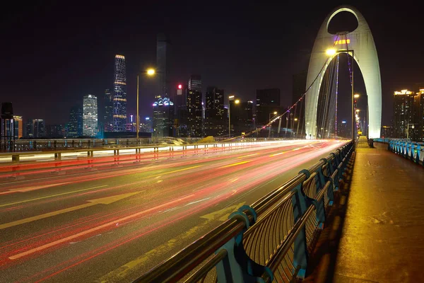 带有地标性拱门的汽车灯小径上的空道路纹理地板 — 图库照片