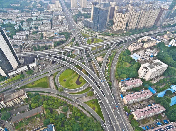 Fotografía aérea vista de pájaro de la ciudad viaducto puente carretera lan — Foto de Stock