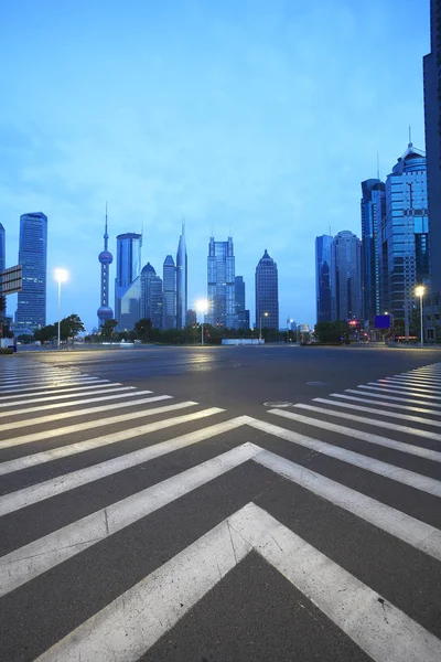 Empty road floor with city landmark buildings backgrounds — Stock Photo, Image