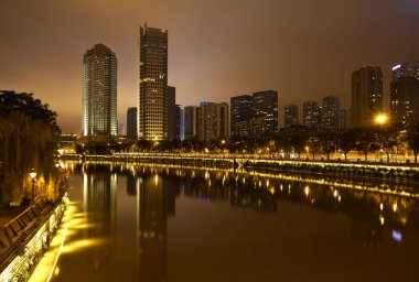 Nehirler şehir modern mimarisi ile gece arka plan