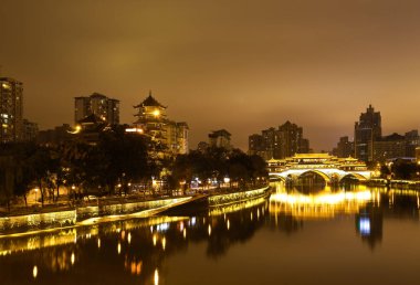 Nehirler şehir modern mimarisi ile gece arka plan