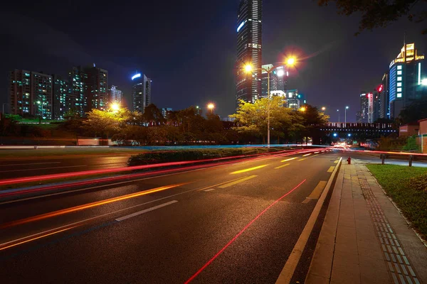 Empty road surface floor with modern city landmark architecture — Stock Photo, Image