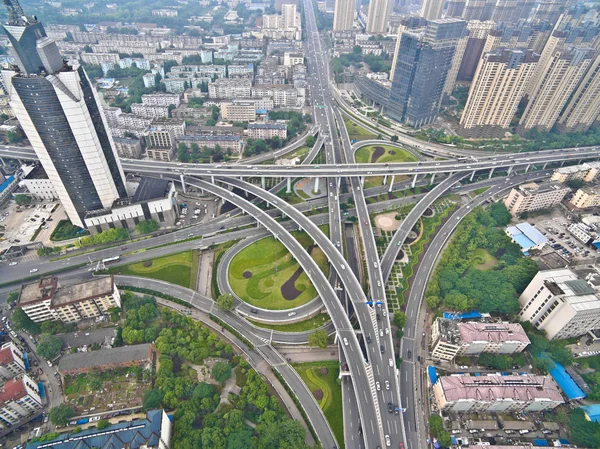 Fotografía aérea vista de pájaro de la ciudad viaducto puente carretera lan — Foto de Stock