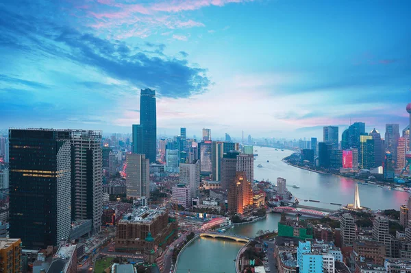 Luchtfoto's in Shanghai bund Skyline van schemering — Stockfoto