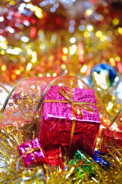 Defocused altın tinsel kırmızı kurdele ile renkli kutu bulanıklaştırma arka planlar