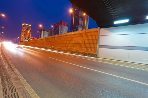 Şehri sokak sahne ve yolu tüneli gece sahne bina — Stok fotoğraf