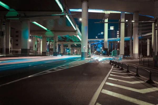 Leerer Straßenboden Mit Städtischer Hochbrücke Der Nächtlichen Szene — Stockfoto