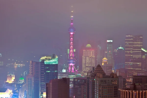 上海の夜間景観の都市新しいランドマーク的な建物背景で空撮 — ストック写真