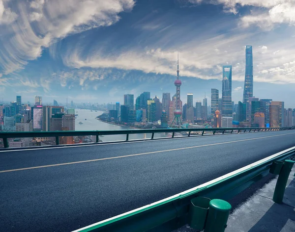 Pavimento stradale vuoto con vista a volo d'uccello a Shanghai bund Skyline — Foto Stock