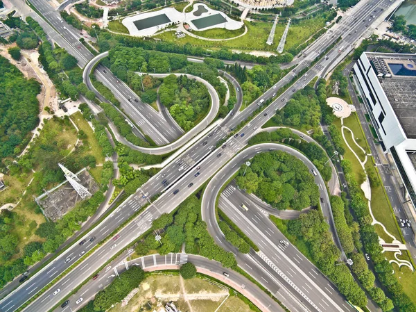 Şehir Viyadük Köprüsü yol manzarasının kuş bakışı hava fotoğrafçılığı