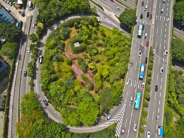 Şehir Viyadük Köprüsü yol manzarasının kuş bakışı hava fotoğrafçılığı
