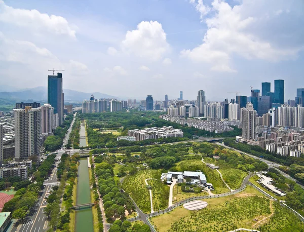中国深圳でランドマーク建物風景と市高架橋橋道路街路景観の空中写真鳥の目のビュー — ストック写真