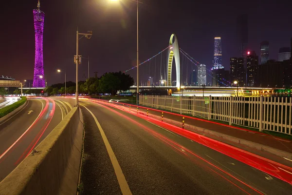 Prázdné silnice patře na světelné stopy aut noční scény — Stock fotografie