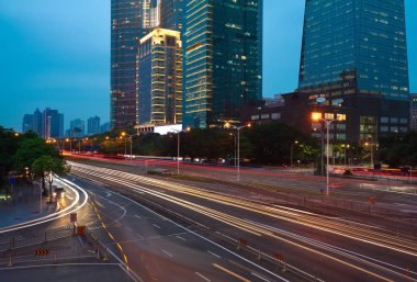 Boş yol yüzey zemin ile modern şehir Simgesel Yapı Mimarlık 