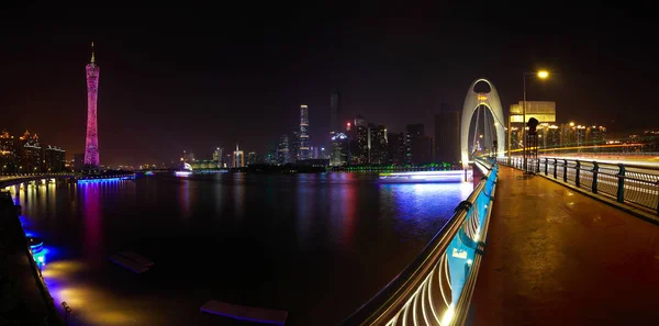 广州现代城市标志性建筑的夜景 — 图库照片