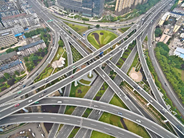 Foto aerea bird-eye vista della città viadotto ponte strada lan — Foto Stock