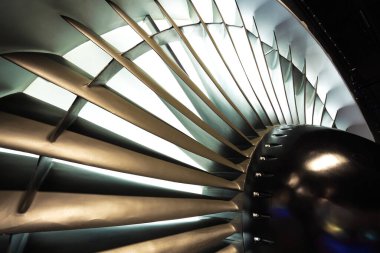 Uçağın turbo jet motoru yaklaşıyor.