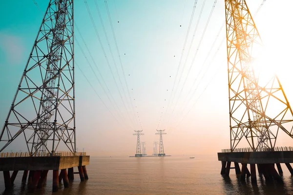 Mire Las Torres Transmisión Energía Alto Voltaje Horizonte Del Mar Imágenes de stock libres de derechos