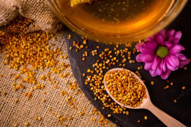 Arı polen granül ve tahta kaşık propolis