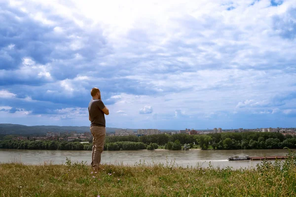 Tipo mirando por encima del río en el cit — Foto de Stock